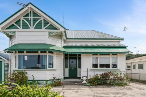 Leica Stay and Walnut Flat - Napier Holiday Home